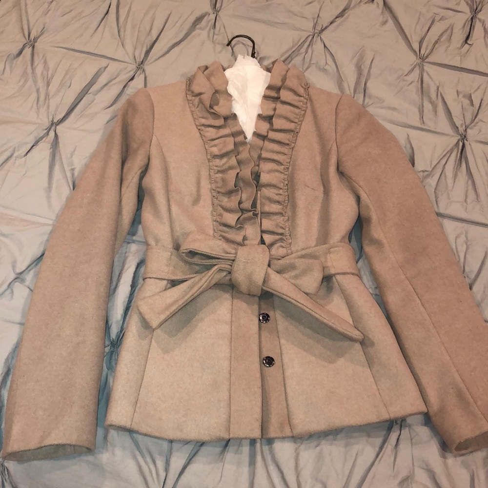 Tan ruffle coat 🧥 with tie at the Waist